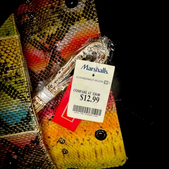 💗 Printed Multi-Color Clutch 💗 - Picture 3 of 5